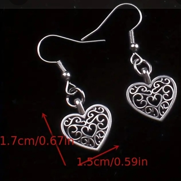 Retro Hollow Out Heart Shaped Earrings - Picture 3 of 7